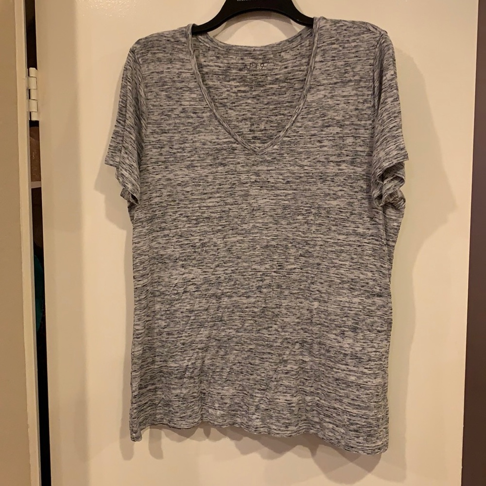 Black and gray basic tee